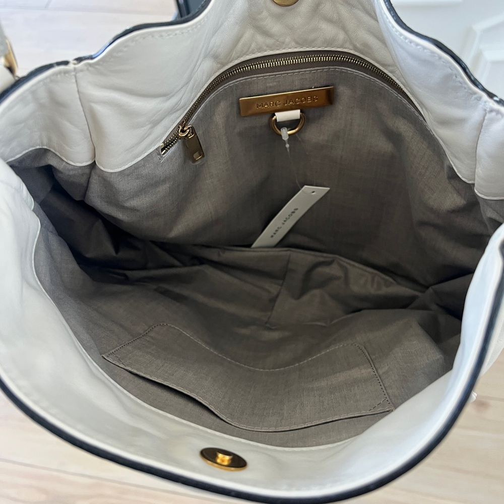 Marc Jacobs Cream Leather Shoulder Bag with Gold Hardware - Picture 8 of 9